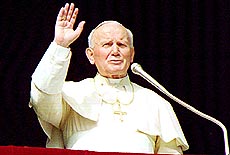 Da pave Johannes Paul II døde, utløste det en stor folkevandring. Foto Scanpix.