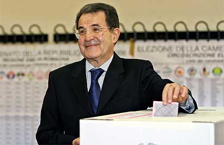 KAN VINNE: Den 69 år gamle økonomiprofessoren Romano Prodi anses som den eneste som kan slå Berlusconi i valg. Foto: AFP/Scanpix. KAN VINNE: Den 69 år gamle økonomiprofessoren Romano Prodi anses som den eneste som kan slå Berlusconi i valg. Foto: AFP/Scanpix.