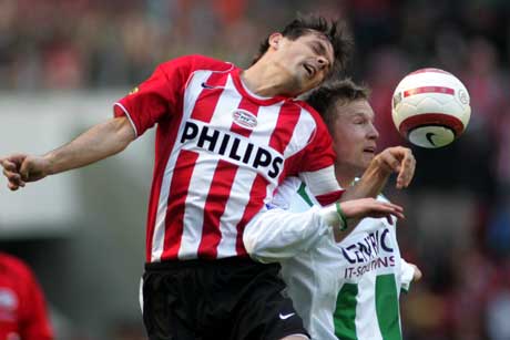 PSVs Phillip Cocu i kamp med Groningens Rasmus Lingren. (Foto: AP/Scanpix)