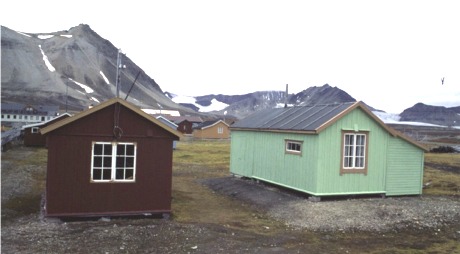 De knøttsmå stigerboligene (stiger=arbeidsformann) i Ny-Ålesund var familieboliger med stue,kjøkken og to soverom.