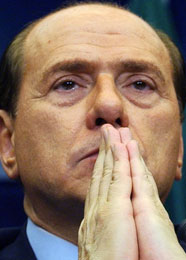 Berlusconi later til å be en bønn (Scanpix/AP)