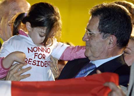 Romano Prodi er sikker på siger. Her feirar han saman med barnebarnet Chiara. (Foto: Reuters/Scanpix)