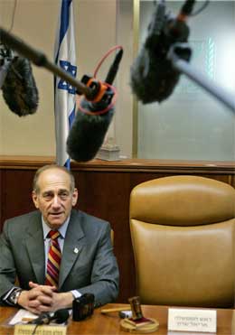 Ehud Olmert ved sidan av den tomme stolen til Ariel Sharon på regjeringsmøtet i dag. (Foto:Reuters/Scanpix)