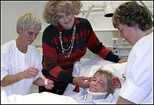 Linda Johansen på sykevisitt hos Ruth Narvestad (Foto: Pål O. Nissen, NRK).
Linda Johansen på sykevisitt hos Ruth Narvestad (Foto: Pål O. Nissen, NRK).