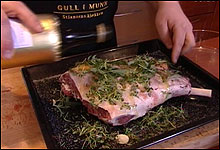 Finhakk frisk timian og rosmarin og gni steken inn med salt, pepper og friske urter (Foto: Nrk. Finhakk frisk timian og rosmarin og gni steken inn med salt, pepper og friske urter (Foto: Nrk.