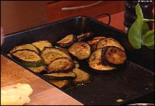 Squash og aubergine stekes lysebrune i olivenolje (Foto: Nrk). Squash og aubergine stekes lysebrune i olivenolje (Foto: Nrk).