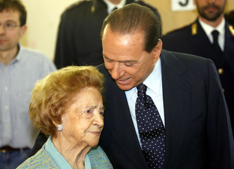 Statsminister Silvio Berlusconi kom til valglokalet sammen med sin mor (Sanpix/AP)