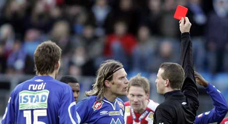 Daniel Berg Hestad får rødt kort av dommer Svein Oddvar Moen, men nå har Moldes Matej Mavric og Tromsø-spiller Kenny Stamatopolous også blitt utestengt. (Foto: Gorm Kallestad / SCANPIX) 