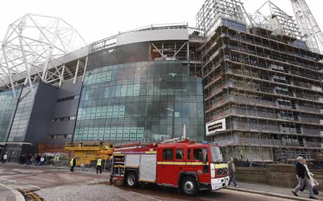 En brannbil utenfor Old Trafford onsdag. (Foto: Reuters/Scanpix)