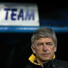 En betenkt Arsenal-manager Arsene Wenger på sidelinjen i Portsmouth. (Foto: Reuters/Scanpix) En betenkt Arsenal-manager Arsene Wenger på sidelinjen i Portsmouth. (Foto: Reuters/Scanpix)