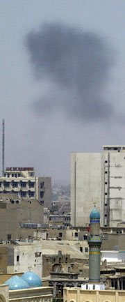 En røyksky stiger opp over Bagdad etter at en bilbombe har gått av. Bomben drepte en person og skadet sju andre. (Foto: Scanpix/AFP)