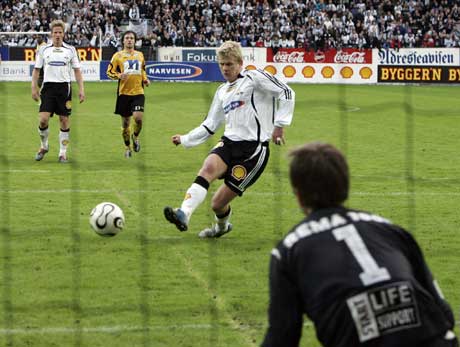 Steffen Iversen scorer det tredje målet på straffe mot Starts keeper Rune Nilsen. (Foto: Gorm Kallestad / SCANPIX)