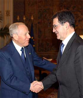 President Carlo Azeglio Ciampi hilser på påtroppende statsminister Romano Prodi. (Foto: Enrico Oliverio/AP/Scanpix)