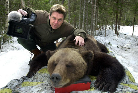 Programskaper Trond Berg sammen med en bjørn. Foto: Trond Løvmo