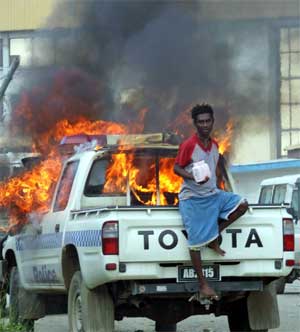 Biler står i brann i hovedstaden Honiara i protest mot den hemmelige avstemningen i parlamentet i dag. (Foto: Reuters/Scanpix) Biler står i brann i hovedstaden Honiara i protest mot den hemmelige avstemningen i parlamentet i dag. (Foto: Reuters/Scanpix)