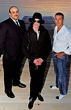 Michael Jackson sammen med sine nye samarbeidspartnere. Foto: mjjforum.com.