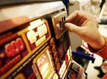 Ifølge en MMI-undersøkelse fra 2005 har over 70.000 nordmenn alvorlige spilleproblemer. (Foto: SCANPIX) Ifølge en MMI-undersøkelse fra 2005 har over 70.000 nordmenn alvorlige spilleproblemer. (Foto: SCANPIX)