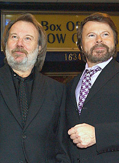 Bjørn Ulvæus og Benny Andersson fra ABBA skal sammen være produsent for «Mamma Mia!»-filmen. Foto: AP / Scanpix.