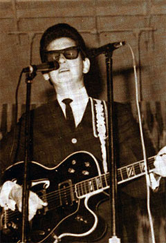 Den unge Roy Orbison under en konsert. Foto: Royorbison.com.