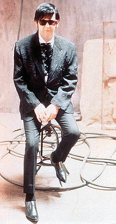 Enken Barbara Orbison var strålende fornøyd med utstillingen Rock and Roll Hall of Fame har stilt ut til ære for mannen Roy Orbison. Her er han fotografert i forbindelse med konserten «Roy Orbison - Black & White Night». Foto: Scanpix. Enken Barbara Orbison var strålende fornøyd med utstillingen Rock and Roll Hall of Fame har stilt ut til ære for mannen Roy Orbison. Her er han fotografert i forbindelse med konserten «Roy Orbison - Black & White Night». Foto: Scanpix.
