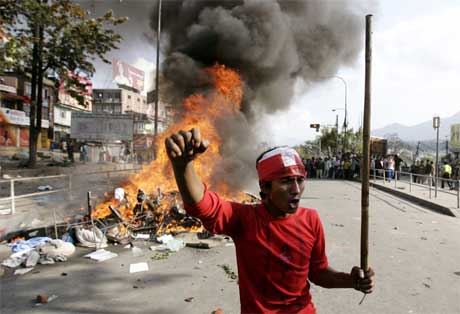 Omfattende demonstrasjoner mot den eneveldige kongen i hovedstaden Kathmandu. (Foto: Adrees Latif/Reuters/Scanpix)