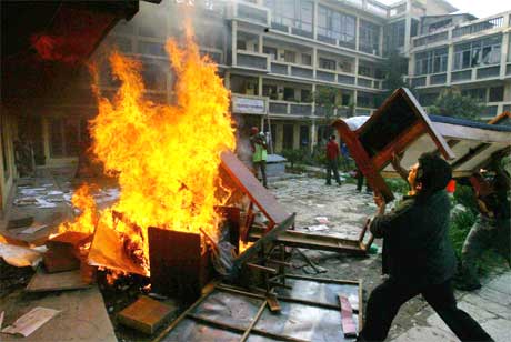 Sinte demonstranter setter fyr på møbler fra et kontor i Kalanki vest i Nepal. (Foto:AP/Scanpix) Sinte demonstranter setter fyr på møbler fra et kontor i Kalanki vest i Nepal. (Foto:AP/Scanpix)