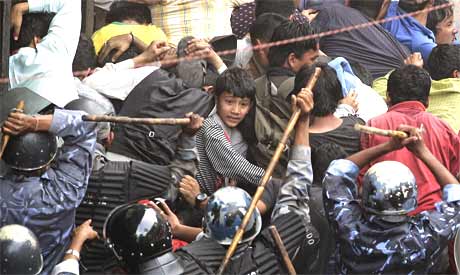 Politiet i Nepal brukte stokker til å slå demonstranter i Nepals hovedstad Katmandu lørdag. (Foto: Reuters/Scanpix)