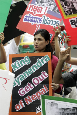 Demonstrantar i Bangkok i Thailand krev at kongen av Nepal må gå av.(Foto: AP/Scanpix) Demonstrantar i Bangkok i Thailand krev at kongen av Nepal må gå av.(Foto: AP/Scanpix)