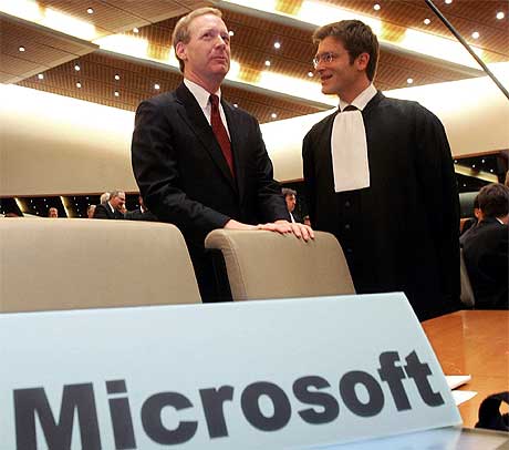 I RETTEN: Tonen var gemyttelig mellom Microsofts advokat Brad Smith (t.v) og Per Hellstrm, advokat for EU-kommisjonen, da saken tok til i dag. Foto: Reuters/Scanpix.