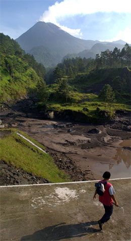 Styresmaktene slit med å få folk til å reise frå vulkanområdet. (Foto: AP/Scanpix)