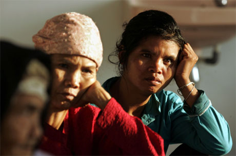 Desse kvinnene er blant dei som friviljug har reist frå vulkanområdet. (Foto: Reuters/Scanpix)