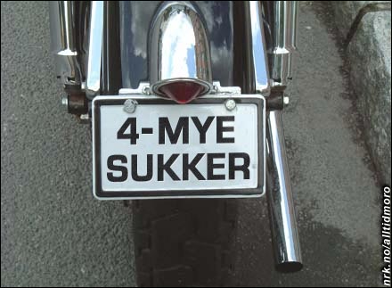 Hyperaktive Knut Jørgen Røed Ødegaard advarer andre trafikanter med dette skiltet.