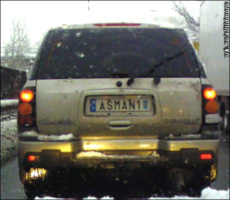 Svenskene har hatt ordningen med personlige bilskilt i noen år. Bilens eier heter kanskje Åsman..? Men er han klar over hvor morsomt dette er for engelskmenn, eller Seinfeld-fans? (Innsendt av Bjørn Kristoffer)