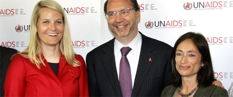 Kronprinsesse Mette-Marit, UNAIDS-leder Peter Piot og HIV-smittede Kate Thomson etter samtaler p UNAIDS kontorer i Geneve tirsdag morgen. Foto: Scanpix