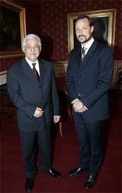Mahmoud Abbas møtte kronprins Haakon i kong Haralds fravær. (Scanpix-foto)