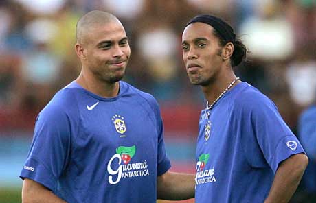 Ronaldo og Ronaldinho kommer til Norge. (foto: AFP / SCANPIX)