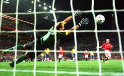 Kjetil Rekdal scorer 2-1-vinnermålet mot Brasil i VM 1998. (Foto: AP/ SCANPIX)