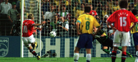 Rekdal måtte sparke ballen inn i målet til Brasil. Foto:Erik Johansen/Scanpix.