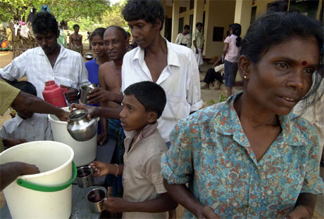 Fleire tusen tamilar har flykta frå heimane sine ved byen Trincomalee. (FOto: AP/Scanpix)