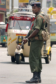 Tryggingstiltaka i hovudstaden Colombo er svært omfattande etter uroa den siste tida. (Foto: AFP/Scanpix)