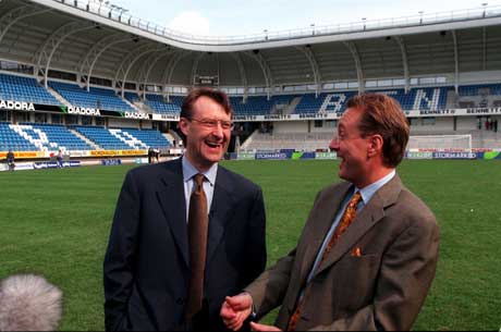 Bjørn Rune Gjelsten og Kjell Inge Røkke kunne stolt presentere nybygde Molde Stadion for åtte år siden. (Scan-foto: Per Tormod Nilsen Scanpix)