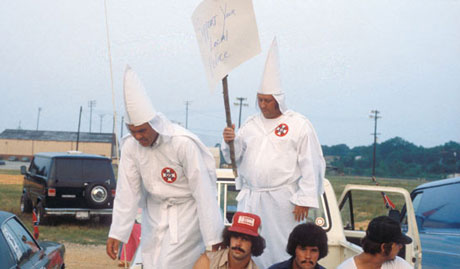 Som ung haiket Jacob Holdt gjennom USA, og dokumenterte miljøer få tidligere hadde hatt innpass i. Her hos Ku Klux Klan. Foto: Jacob Holdt