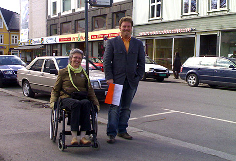 Saksbehandler Morten Rutheig i Tønsberg parkering og regionleder Gunn Perry i Norgesg handikapforbund. Foto: Sjur Sætre, NRK 