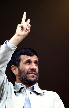 Irans president Mahmoud Ahmadinejad hilser til menneskemengden før han innleder en tale i Khorramdarreh 330 kilometer vest for Teheran i dag. (Foto: Reuters/Scanpix) 