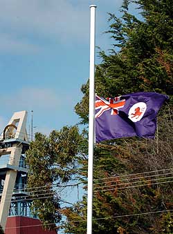 Det blir flagget på halv stang utenfor gullgruven på øya Tasmania. (Foto: AP/Scanpix)
