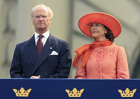 Kong Carl Gustaf og dronning Silvia under feiringen i dag. (Foto: AFP/Scanpix)
