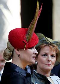 Kronprinsesse Mette-Marit iført hatt med fjær under lunsjen i Stadshuset i Stockholm i forbindelse med kong Carl Gustafs 60-årsdag. (Foto: Scanpix)