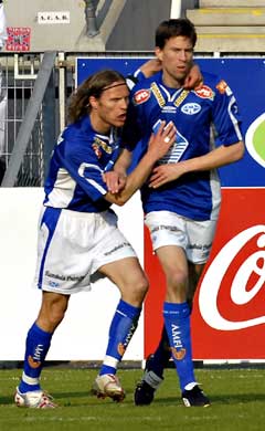 Petter Rudi gratuleres etter straffescoringen. (Foto: Geir Otto Johansen / SCANPIX) Petter Rudi gratuleres etter straffescoringen. (Foto: Geir Otto Johansen / SCANPIX)