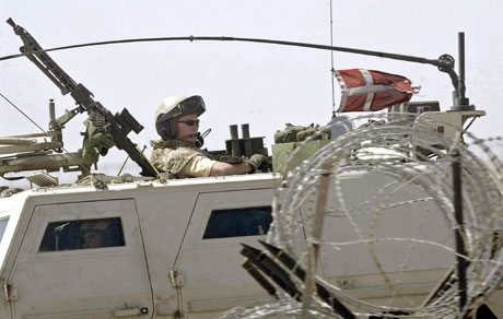 En dansk soldat på patrulje i Basra. Nå blir han kanskje kalt hjem (Scanpix/AFP) En dansk soldat på patrulje i Basra. Nå blir han kanskje kalt hjem (Scanpix/AFP)