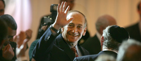 Ehud Olmert kan ha sikret seg mulighet til å gjennomføre planene sine for Vestbredden (Scanpix/AP)